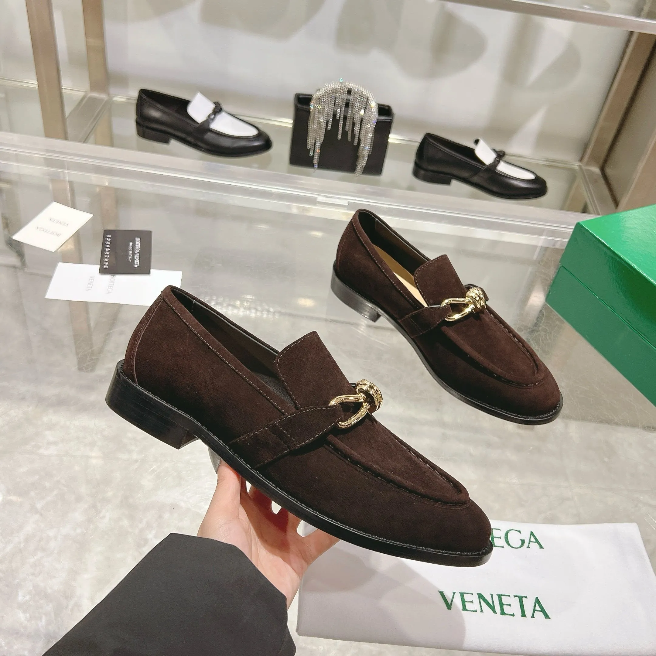 [BV] Top P: 820💰 Couple size: female 35-39 (female 40 custom-made) male 39-44 (38.45 non-refundable) Bottega Veneta 2025 counter synchronization style! Small round toe loafers! Imported leather outsole! High-grade cashmere! Solid color Niuli! Original board developed leather buckle